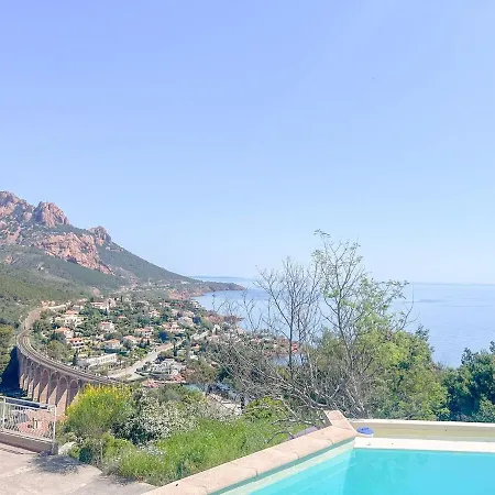 Villa T4 Avec Vue Panoramique, Piscine Et Terrasse A Agay *