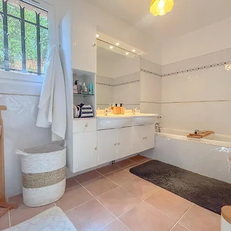 Villa T4 Avec Vue Panoramique, Piscine Et Terrasse A Agay Saint-Raphael (Var)